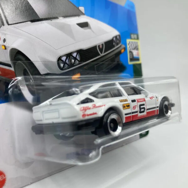 Alfa Romeo GTV6 3.0 - Coche a escala 1:64 de Hot Wheels - Imagen 4