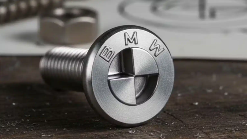 BMW patenta unos tornillos con la forma de su logotipo y abre un incómodo debate