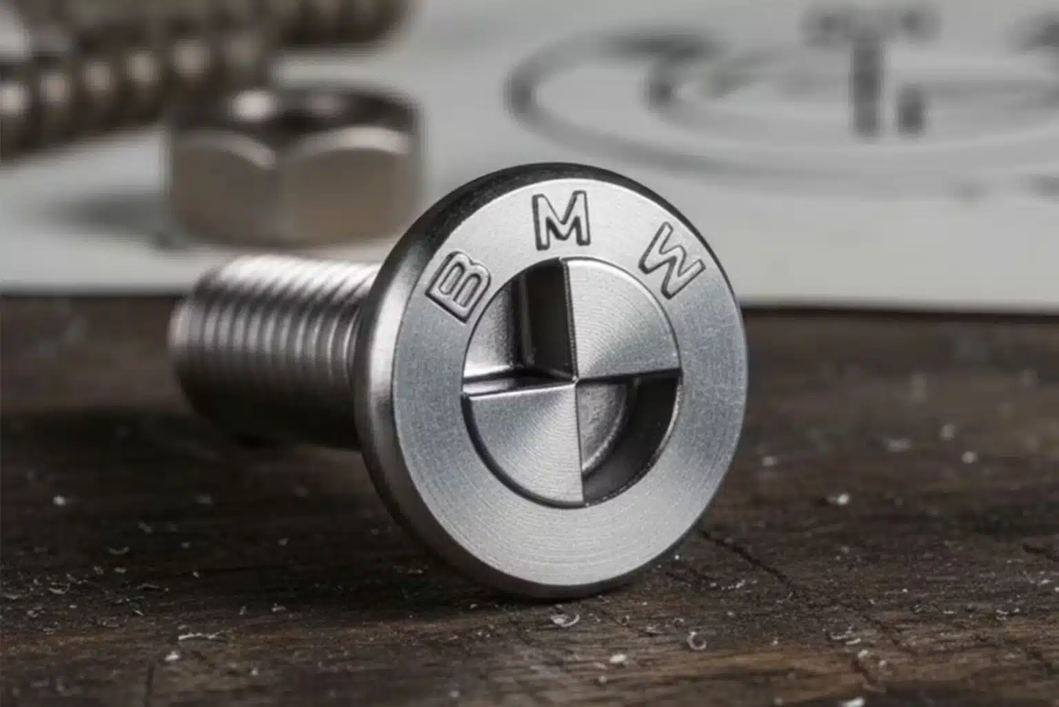 BMW patenta unos tornillos con la forma de su logotipo y abre un incómodo debate