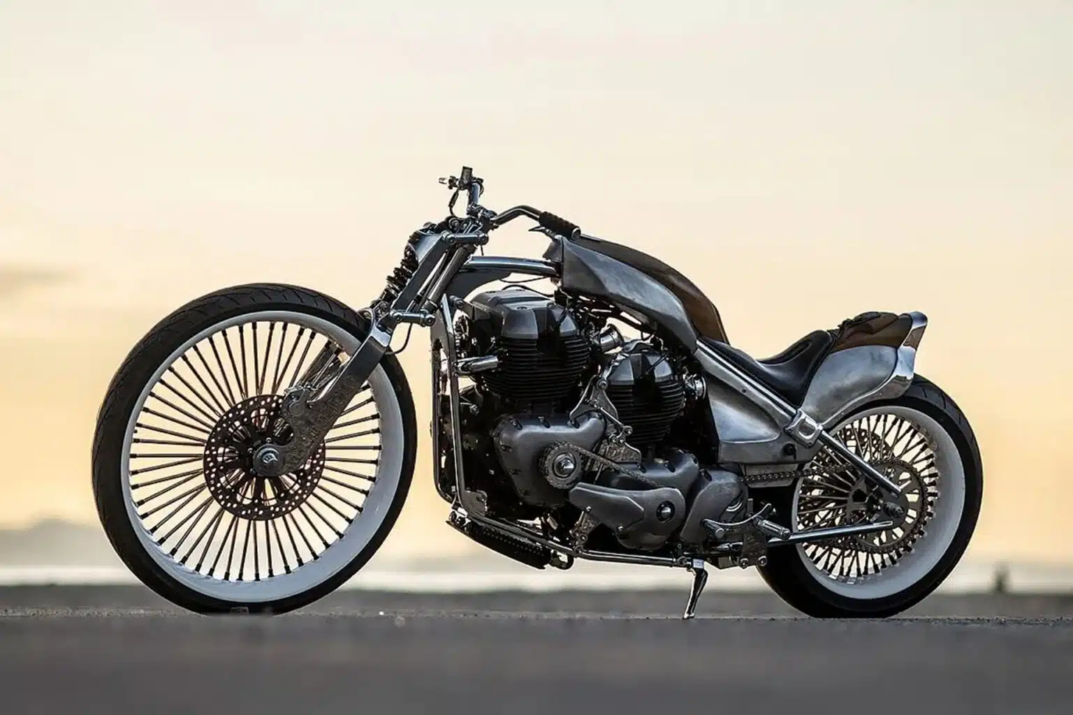 Vita by Custom Works Zon: Cuando fabricas una moto con dos motores de Royal Enfield